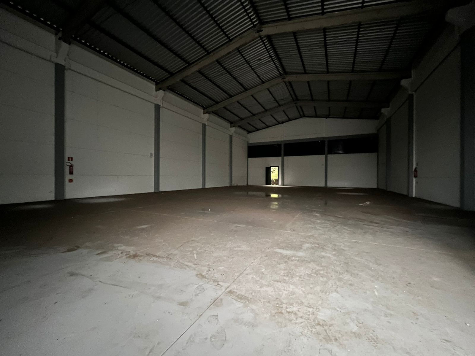 Sala Comercial para Locação – Excelente Oportunidade

Ampla sala comercial com 380 m² de área privativa, ideal para empresas, escritórios, clínicas, academias ou diversos outros segmentos.

O imóvel conta com:

* 380 m² de área privativa;
* 2 banheiros;
* Piso em usinado polido, proporcionando um ambiente moderno, resistente e de fácil manutenção.

Localização estratégica, com fácil acesso e próximo a:

* Fruteira;
* Restaurantes;
* Escola;
* Supermercado.

Valores:

* Aluguel: R$ 14.775,00
* IPTU (aproximado): R$ 350,00
* Total aproximado: R$ 15.300,00

Entre em contato para mais informações e agende uma visita. Esta pode ser a oportunidade ideal para instalar ou expandir o seu negócio. - foto 4