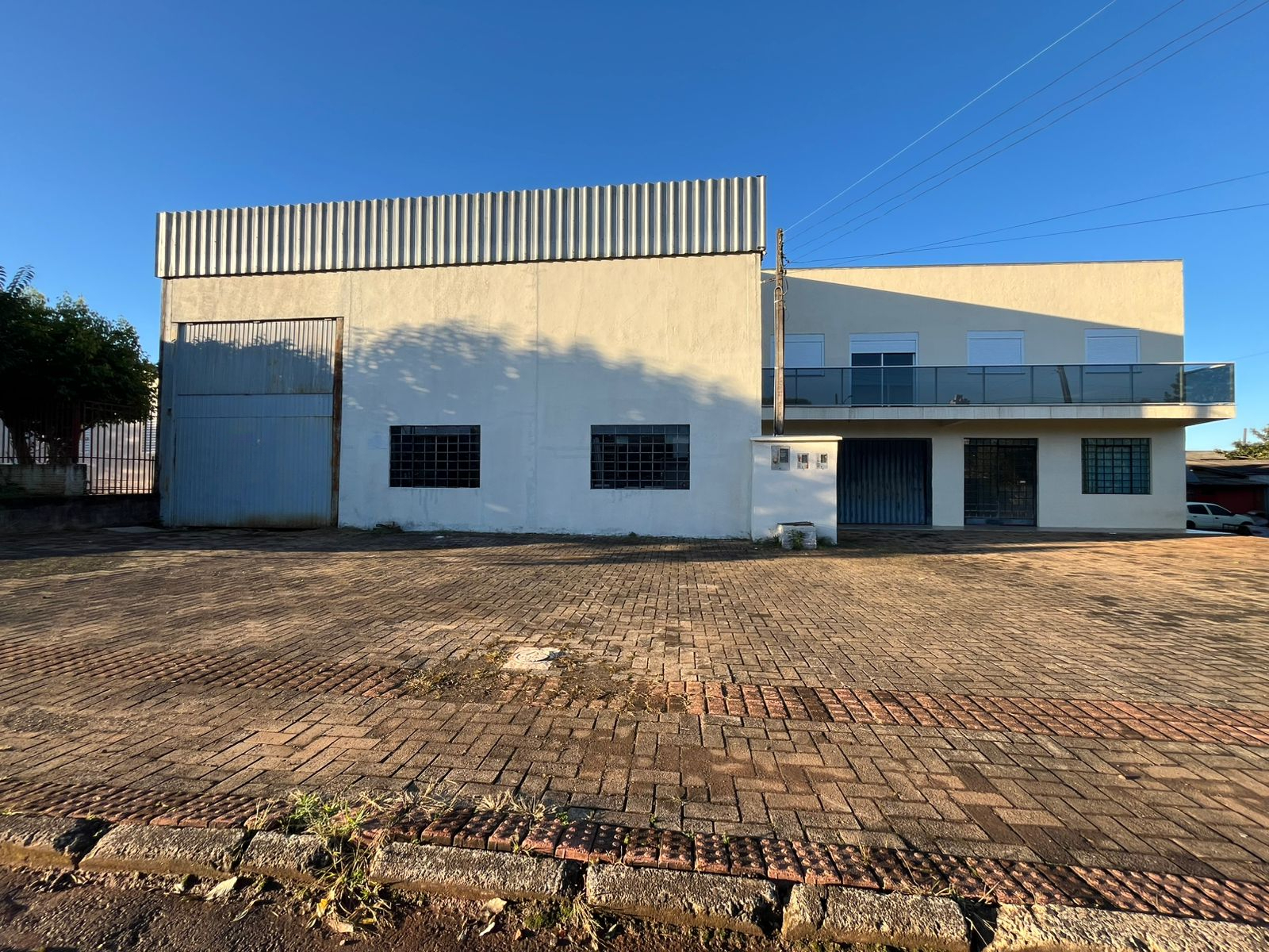 Barracão Comercial para Locação<br>
<br>
Excelente barracão comercial com 298,77 m² de área construída, em um terreno de 397,89 m², ideal para empresas, depósitos, distribuidoras, oficinas, centros de logística e diversos segmentos comerciais.<br>
<br>
O imóvel oferece uma estrutura completa para atender às necessidades do seu negócio, contando com:<br>
<br>
* Amplo espaço interno;<br>
* Escritório;<br>
* Cozinha;<br>
* Banheiro;<br>
* Estacionamento;<br>
* Portão eletrônico;<br>
* Climatizador;<br>
* Piso usinado polido, proporcionando resistência, durabilidade e fácil manutenção;<br>
* Sistema de alarme;<br>
* Câmeras de segurança, oferecendo mais proteção ao patrimônio.<br>
<br>
Localizado em uma região estratégica, com fácil acesso e próximo à UPA (Unidade de Pronto Atendimento), garantindo praticidade e excelente logística.<br>
<br>
IPTU aproximado: R$ 200,00.<br>
<br>
Agende uma visita e conheça o espaço ideal para expandir o seu negócio!