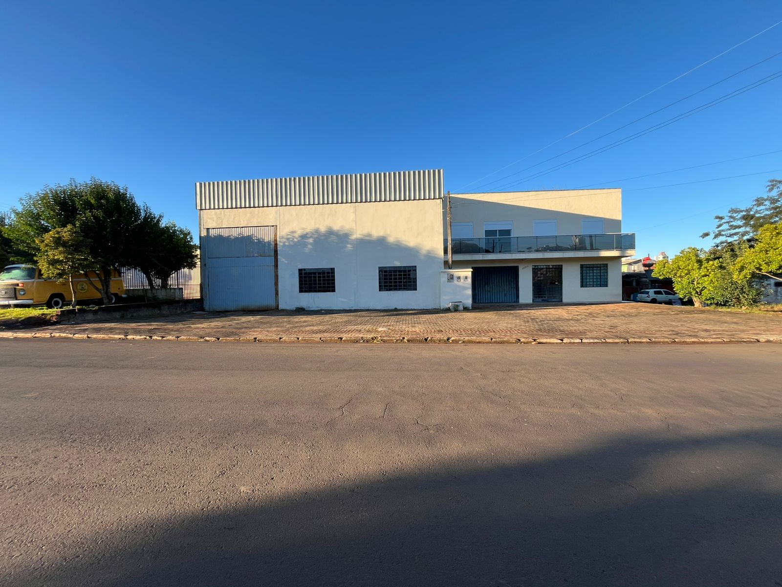 Barracão Comercial para Locação

Excelente barracão comercial com 243,93 m² de área construída, em um terreno de 266,80 m², ideal para empresas, depósitos, oficinas, distribuidoras e diversos segmentos comerciais.

O imóvel oferece:

* Amplo espaço interno com piso usinado polido;
* Banheiro;
* Estacionamento;
* Portão eletrônico;
* Sistema de alarme;
* Câmeras de segurança, proporcionando mais proteção ao seu negócio.

Localizado em uma região estratégica, com fácil acesso e próximo à UPA (Unidade de Pronto Atendimento), garantindo praticidade e ótima visibilidade.

IPTU aproximado: R$ 150,00 por mês.

Entre em contato e agende uma visita para conhecer este excelente espaço comercial.