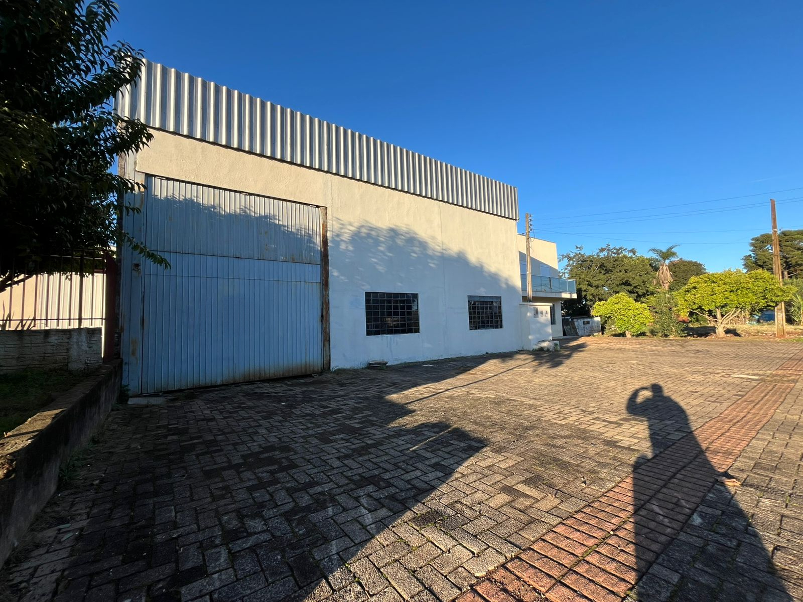 Barracão Comercial para Locação

Excelente barracão comercial com 243,93 m² de área construída, em um terreno de 266,80 m², ideal para empresas, depósitos, oficinas, distribuidoras e diversos segmentos comerciais.

O imóvel oferece:

* Amplo espaço interno com piso usinado polido;
* Banheiro;
* Estacionamento;
* Portão eletrônico;
* Sistema de alarme;
* Câmeras de segurança, proporcionando mais proteção ao seu negócio.

Localizado em uma região estratégica, com fácil acesso e próximo à UPA (Unidade de Pronto Atendimento), garantindo praticidade e ótima visibilidade.

IPTU aproximado: R$ 150,00 por mês.

Entre em contato e agende uma visita para conhecer este excelente espaço comercial. - foto 2