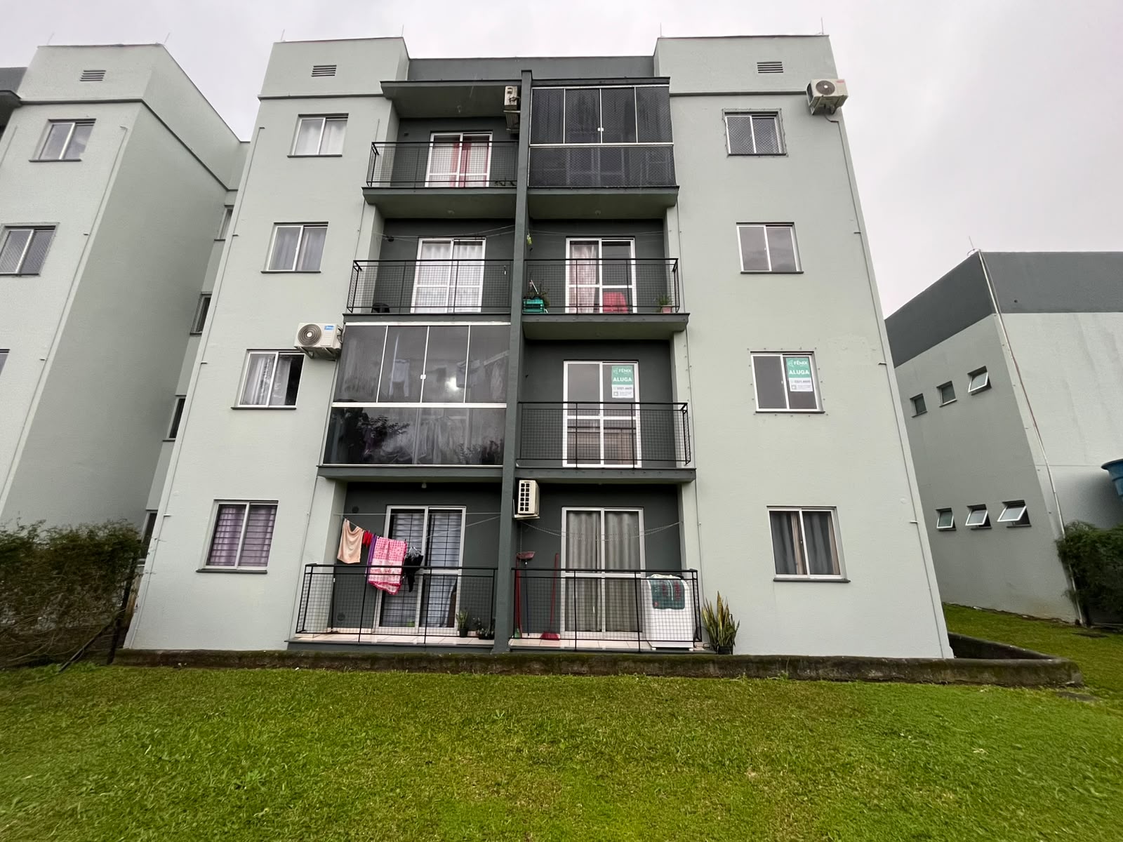 APARTAMENTO PARA LOCAÇÃO – RESIDENCIAL CAMBIRELA

📍 Bairro Passo dos Fortes – Chapecó/SC

More com conforto, segurança e praticidade em um condomínio localizado a apenas 3 km do Centro de Chapecó, com fácil acesso aos principais pontos da cidade.

✨ Estrutura do Condomínio

✔️ Sistema de monitoramento com acesso pelo celular, permitindo acompanhar câmeras e portões em tempo real.
✔️ Acesso ao prédio por reconhecimento facial, proporcionando mais segurança e praticidade aos moradores.
✔️ Sistema de alarme em toda a extensão do condomínio.
✔️ Ampla área de lazer com salão de festas, churrasqueira, playground e área verde.
✔️ Zelador, garantindo organização, segurança e bem-estar aos moradores.

🏡 Características do Apartamento

✔️ Sala de estar aconchegante.
✔️ Cozinha integrada à área de serviço.
✔️ 02 quartos bem distribuídos.
✔️ Banheiro social.
✔️ Sacada.
✔️ 01 vaga de estacionamento coberta.
✔️ Área privativa de 48,5 m².
✔️ Localizado no 1º andar.

Uma excelente opção para quem busca um imóvel em um condomínio moderno, seguro e com excelente localização.
