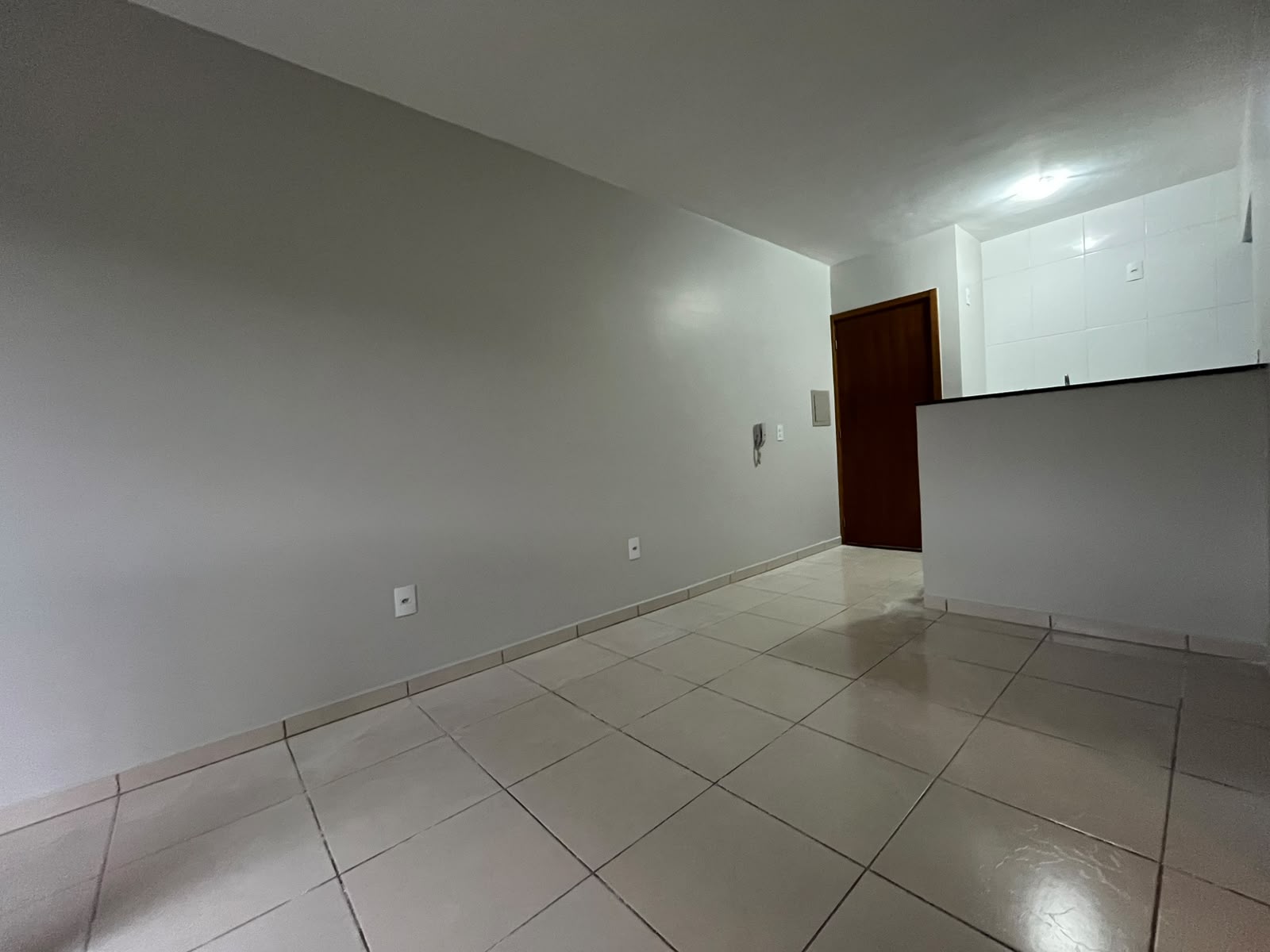 APARTAMENTO PARA LOCAÇÃO – RESIDENCIAL CAMBIRELA

📍 Bairro Passo dos Fortes – Chapecó/SC

More com conforto, segurança e praticidade em um condomínio localizado a apenas 3 km do Centro de Chapecó, com fácil acesso aos principais pontos da cidade.

✨ Estrutura do Condomínio

✔️ Sistema de monitoramento com acesso pelo celular, permitindo acompanhar câmeras e portões em tempo real.
✔️ Acesso ao prédio por reconhecimento facial, proporcionando mais segurança e praticidade aos moradores.
✔️ Sistema de alarme em toda a extensão do condomínio.
✔️ Ampla área de lazer com salão de festas, churrasqueira, playground e área verde.
✔️ Zelador, garantindo organização, segurança e bem-estar aos moradores.

🏡 Características do Apartamento

✔️ Sala de estar aconchegante.
✔️ Cozinha integrada à área de serviço.
✔️ 02 quartos bem distribuídos.
✔️ Banheiro social.
✔️ Sacada.
✔️ 01 vaga de estacionamento coberta.
✔️ Área privativa de 48,5 m².
✔️ Localizado no 1º andar.

Uma excelente opção para quem busca um imóvel em um condomínio moderno, seguro e com excelente localização. - foto 4