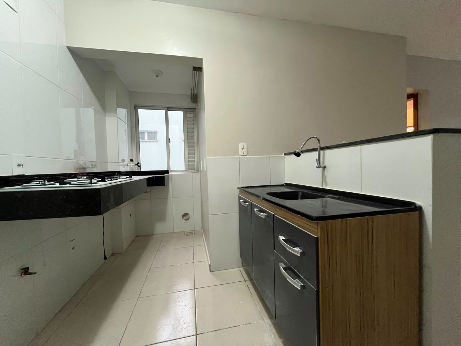 APARTAMENTO PARA LOCAÇÃO – RESIDENCIAL CAMBIRELA

📍 Bairro Passo dos Fortes – Chapecó/SC

More com conforto, segurança e praticidade em um condomínio localizado a apenas 3 km do Centro de Chapecó, com fácil acesso aos principais pontos da cidade.

✨ Estrutura do Condomínio

✔️ Sistema de monitoramento com acesso pelo celular, permitindo acompanhar câmeras e portões em tempo real.
✔️ Acesso ao prédio por reconhecimento facial, proporcionando mais segurança e praticidade aos moradores.
✔️ Sistema de alarme em toda a extensão do condomínio.
✔️ Ampla área de lazer com salão de festas, churrasqueira, playground e área verde.
✔️ Zelador, garantindo organização, segurança e bem-estar aos moradores.

🏡 Características do Apartamento

✔️ Sala de estar aconchegante.
✔️ Cozinha integrada à área de serviço.
✔️ 02 quartos bem distribuídos.
✔️ Banheiro social.
✔️ Sacada.
✔️ 01 vaga de estacionamento coberta.
✔️ Área privativa de 48,5 m².
✔️ Localizado no 1º andar.

Uma excelente opção para quem busca um imóvel em um condomínio moderno, seguro e com excelente localização. - foto 3