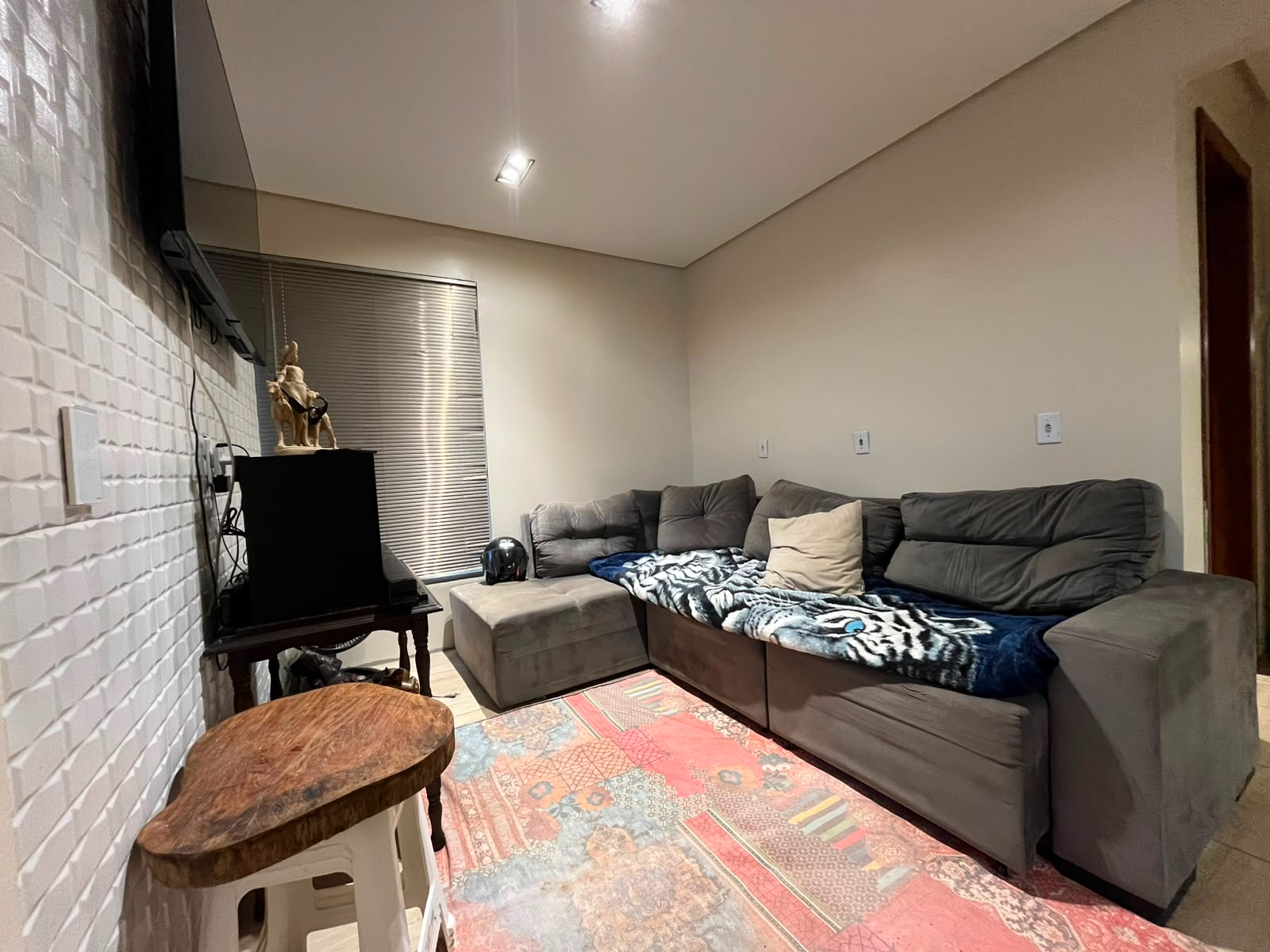 Casa mobiliada para locação – Bairro Desbravador

Casa totalmente mobiliada, localizada na Rua Maria Margarida da Silva Cardoso, nº 54-E, Bairro Desbravador.

Imóvel de frente, pronto para morar, com toda a mobília inclusa, proporcionando praticidade e conforto.

Observação: A locação está sujeita à análise cadastral e aprovação conforme os critérios da imobiliária e do proprietário.

Entre em contato para mais informações e agendamento de visita. - foto 2