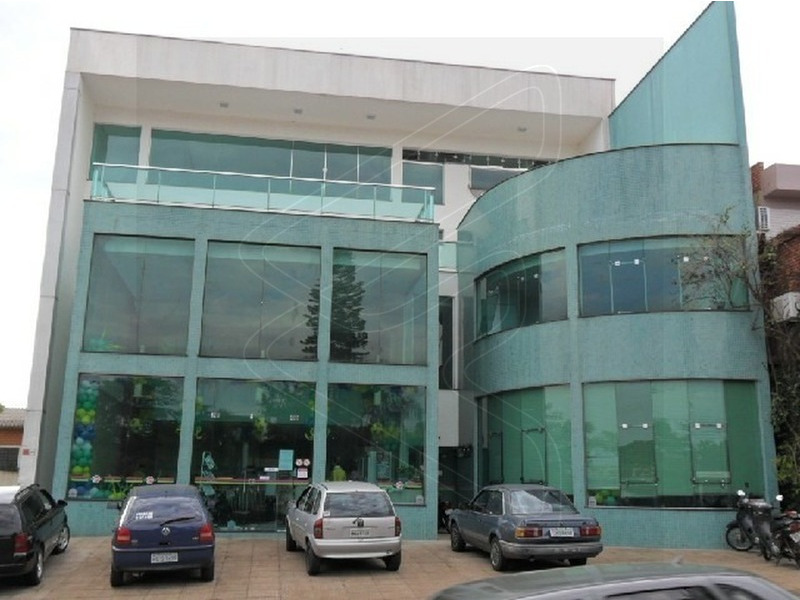 1° Pavimento: 435,90m²
2° Pavimento: 321,90m²
3° Pavimento: 318,10m²
4° Pavimento: 181,40 m²
Além das 4 vagas de garagem, o edifício possui 6 vagas de estacionamento na frente da loja.

Apto Duplex, 01 suíte master, 01 suíte, 04 quartos, 03 banheiros, lavabo, piscina.