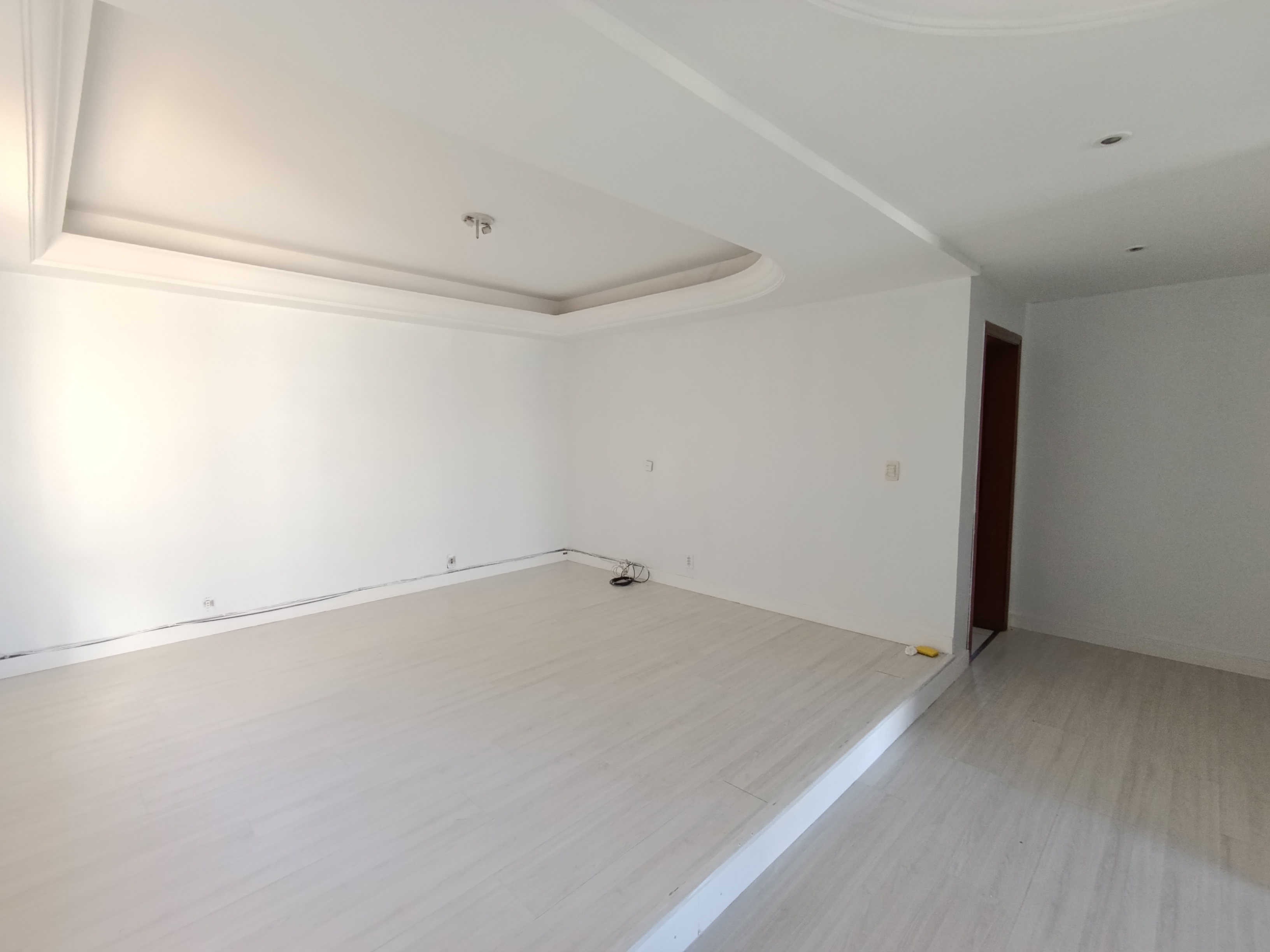 -Suíte com hidromassagem / Climatizador / Roupeiro sob medida.